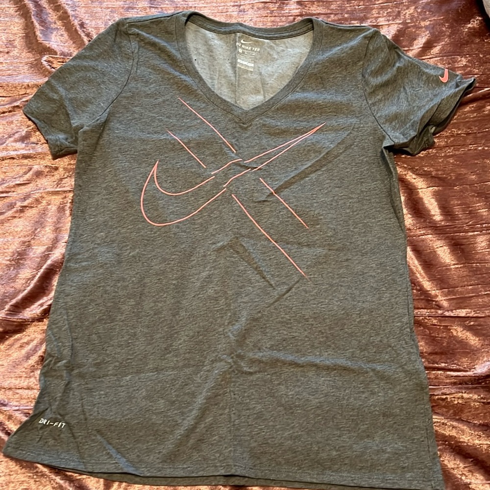 Short sleeve t shirt. Size medium.